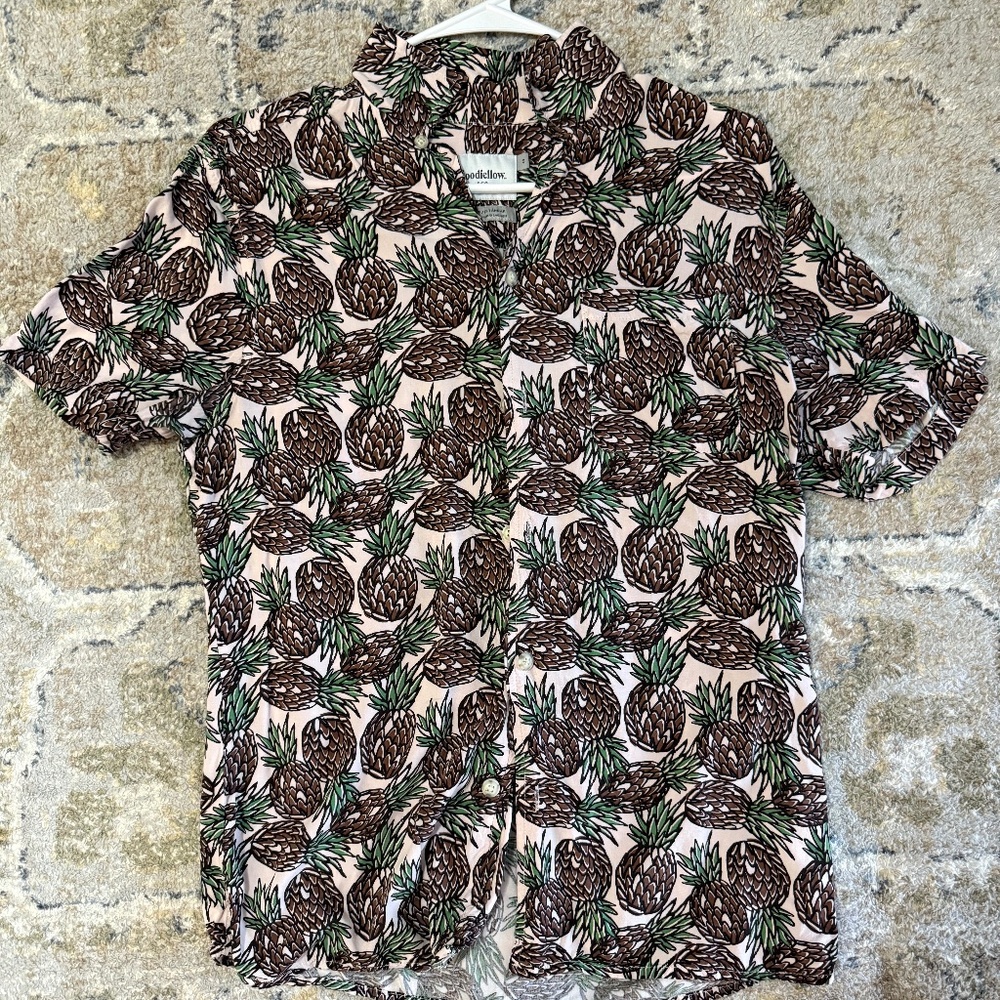 Men’s pineapple button up
